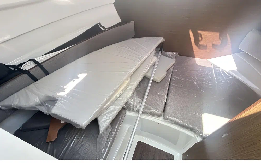 slider 4 Beneteau Antares 8