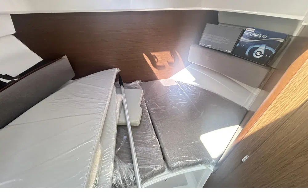 slider 5 Beneteau Antares 8