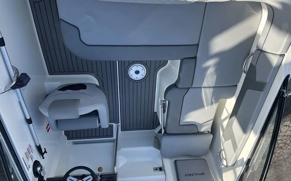 slider 2 Bayliner VR5 Cuddy OB