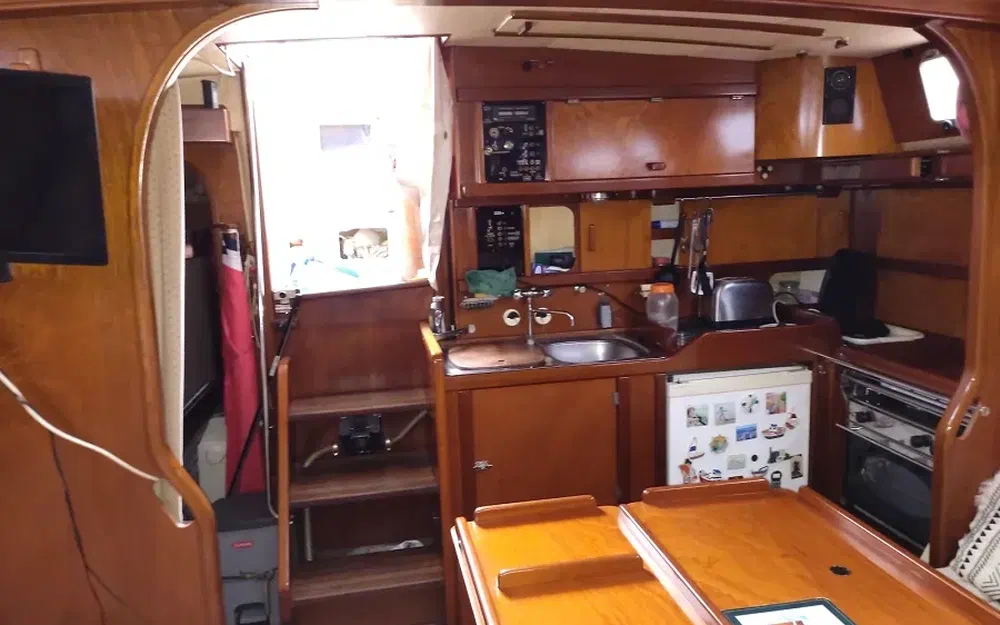 slider 47 Amel Maramu