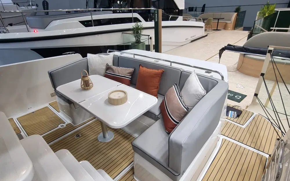 slider 4 Delphia 11 Fly Lounge