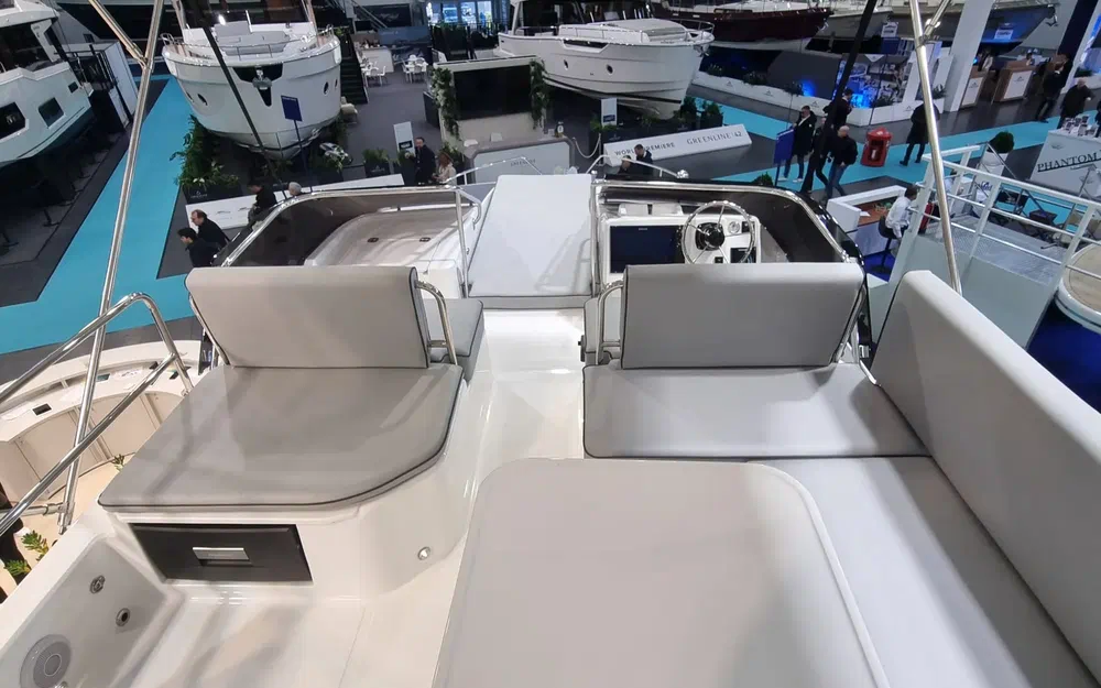 slider 10 Delphia 11 Fly Lounge