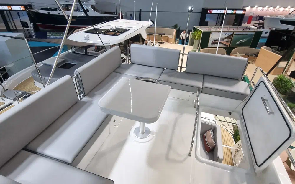 slider 9 Delphia 11 Fly Lounge