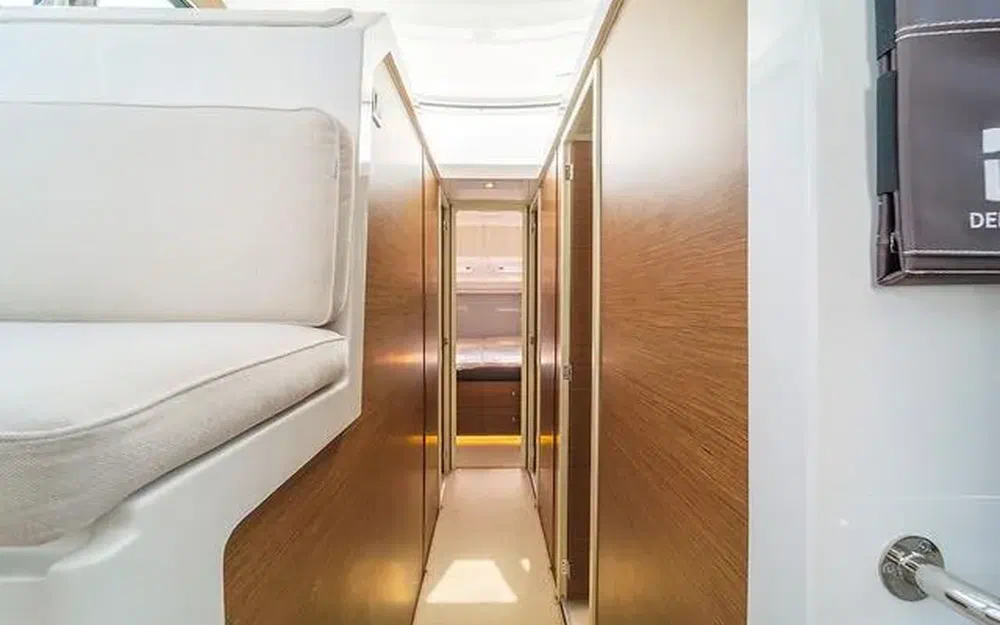 slider 16 Delphia 11 Fly Lounge