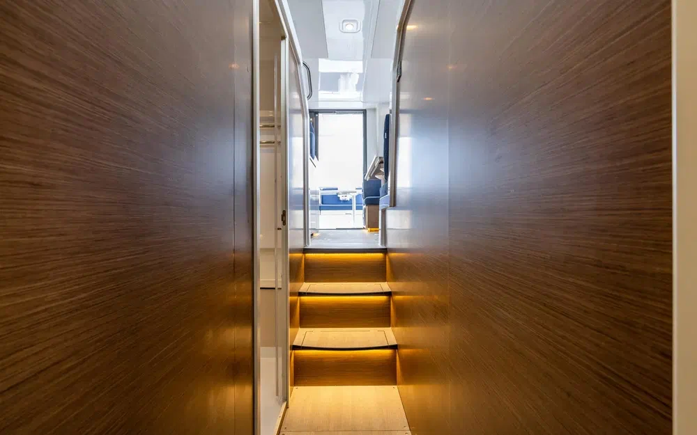 slider 17 Delphia 11 Fly Lounge