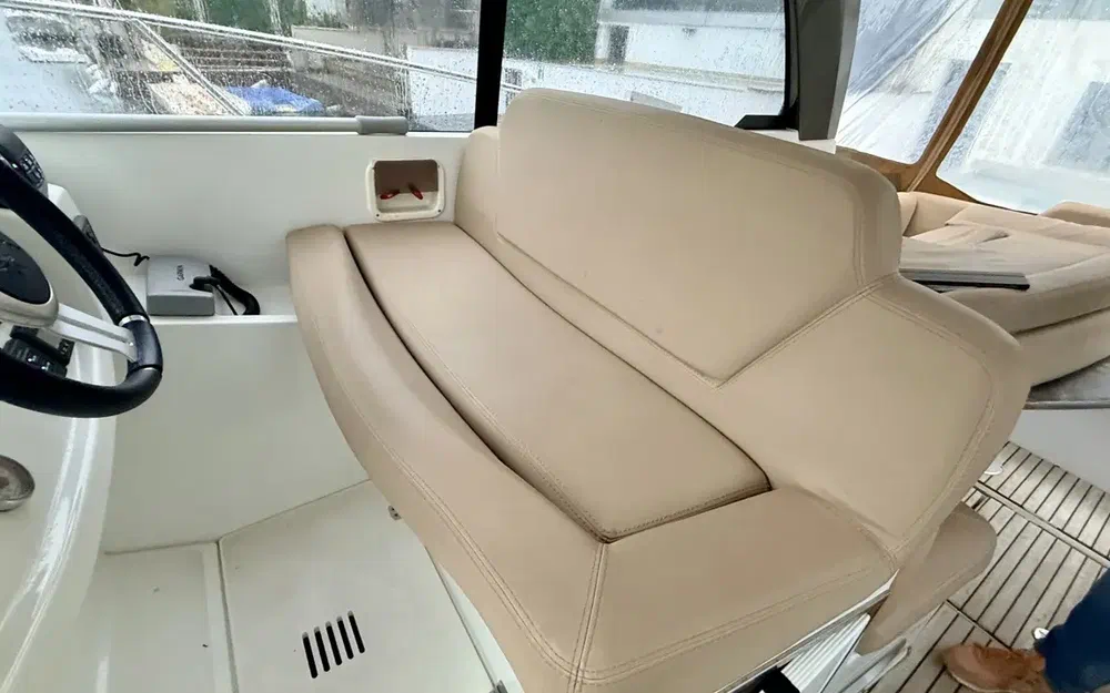 slider 7 Jeanneau Leader 9