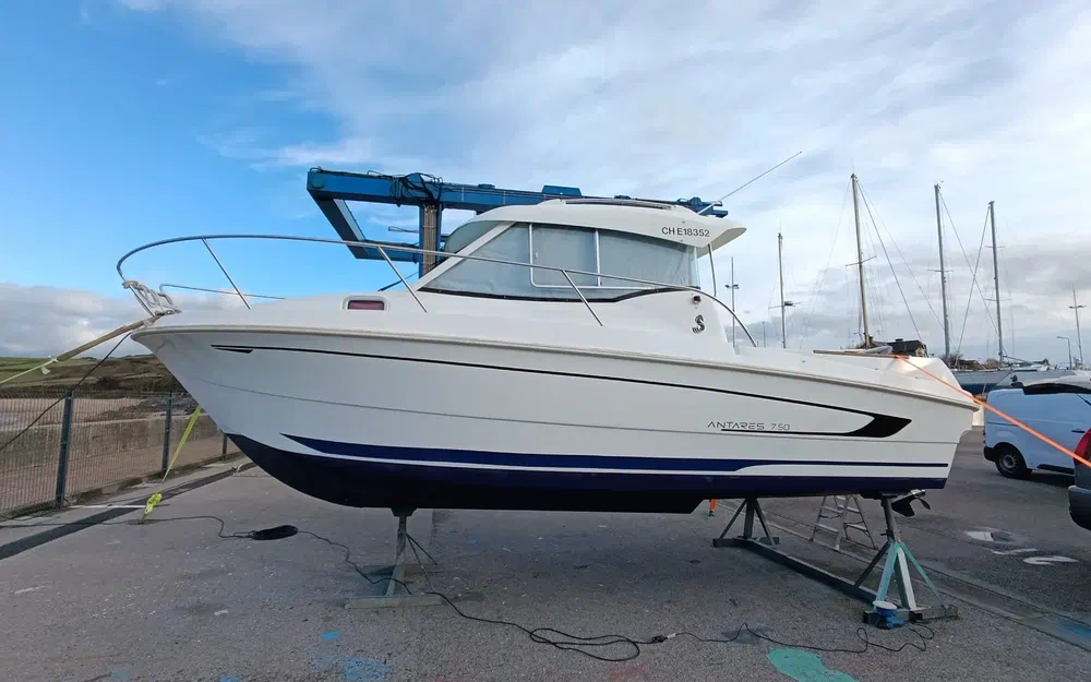 slider 0 Beneteau Antares 750 HB