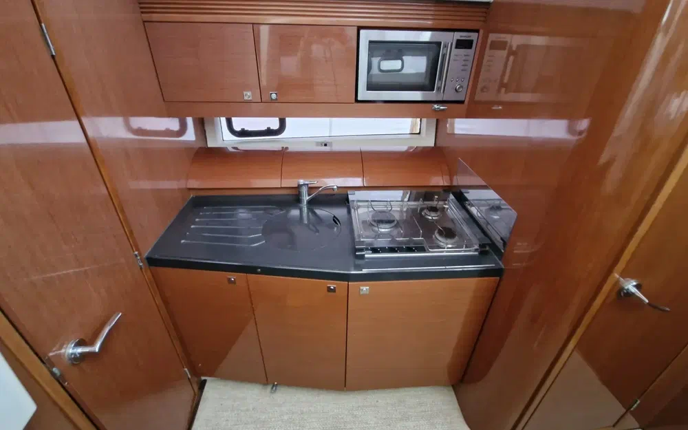 slider 9 Jeanneau Leader 10