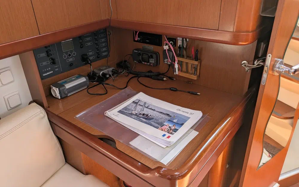 slider 16 Beneteau Oceanis 37