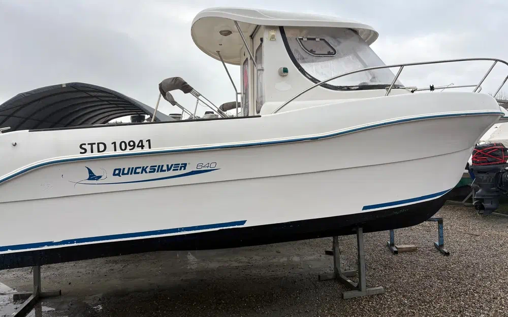 slider 0 Quicksilver 640 Pilothouse