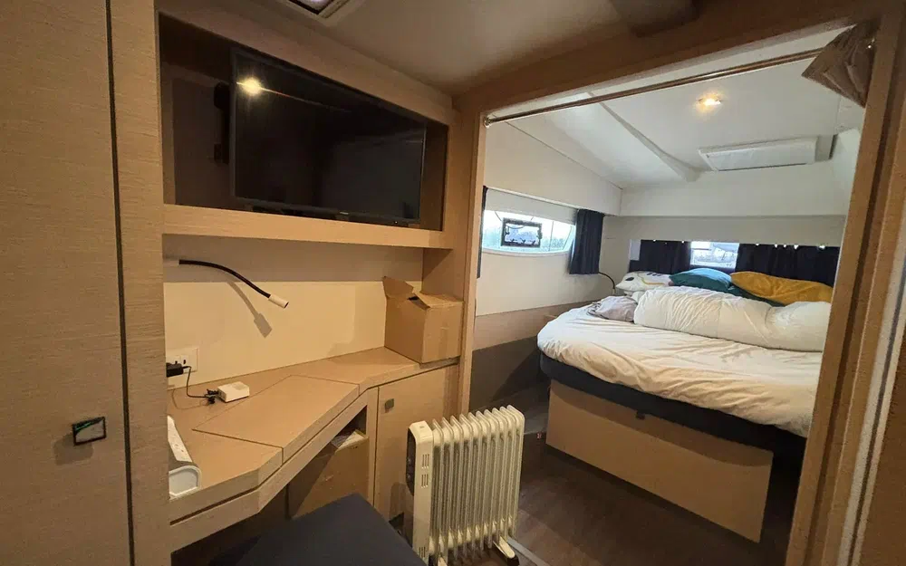 slider 14 Fountaine Pajot Astrea 42