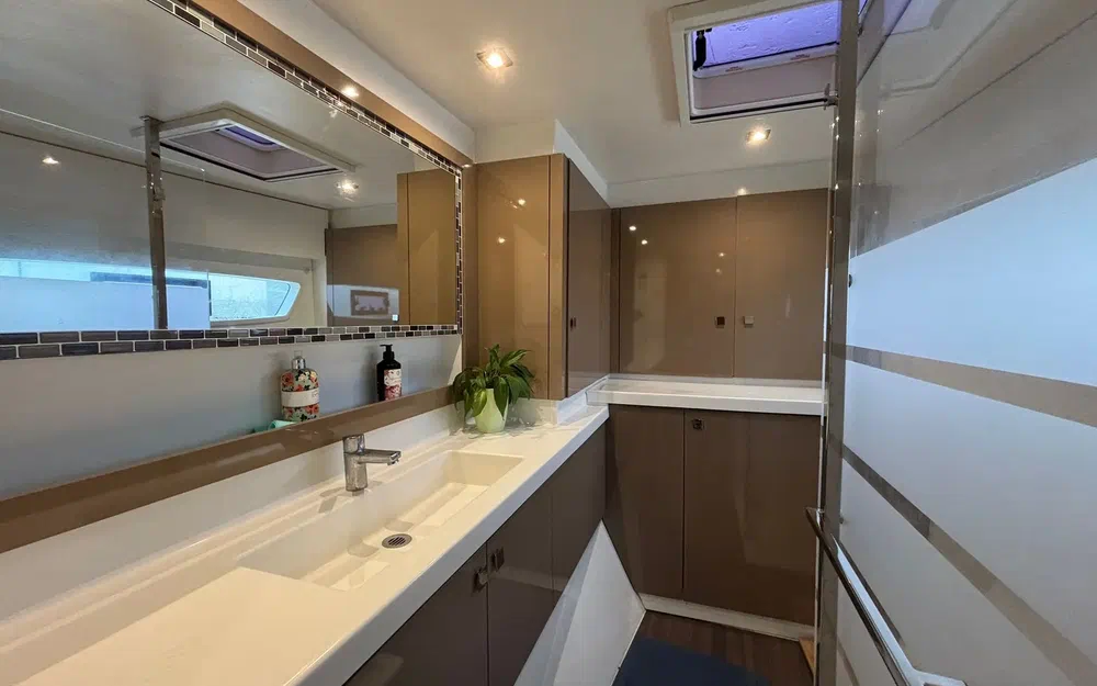 slider 16 Fountaine Pajot Astrea 42