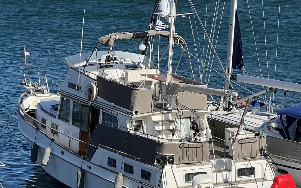 slider 1 Grand Banks 42