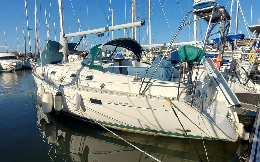 slider 1 Beneteau Oceanis 381