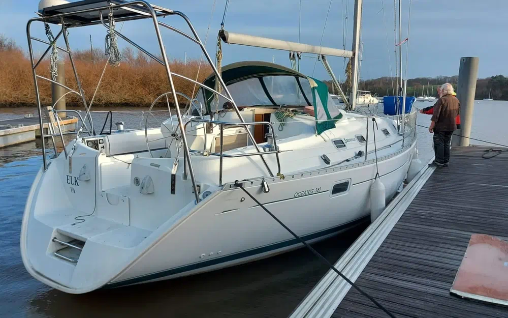 slider 4 Beneteau Oceanis 381
