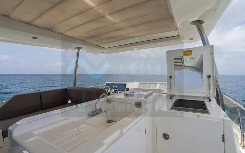 slider 7 Prestige Yachts 630 Fly