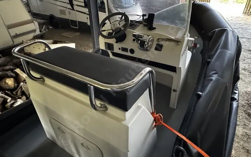 slider 16 Valiant 750 Patrol