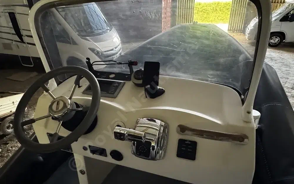 slider 17 Valiant 750 Patrol