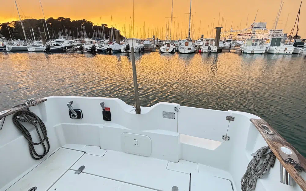 slider 1 Beneteau Antares 7