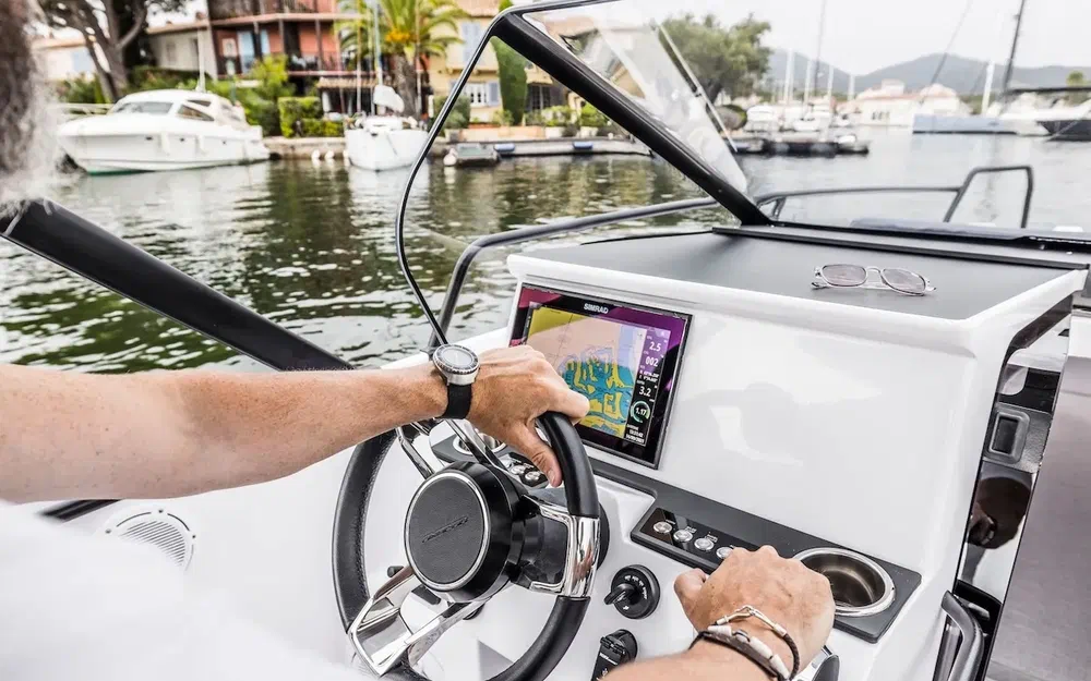 slider 11 Axopar 25 Cross Top