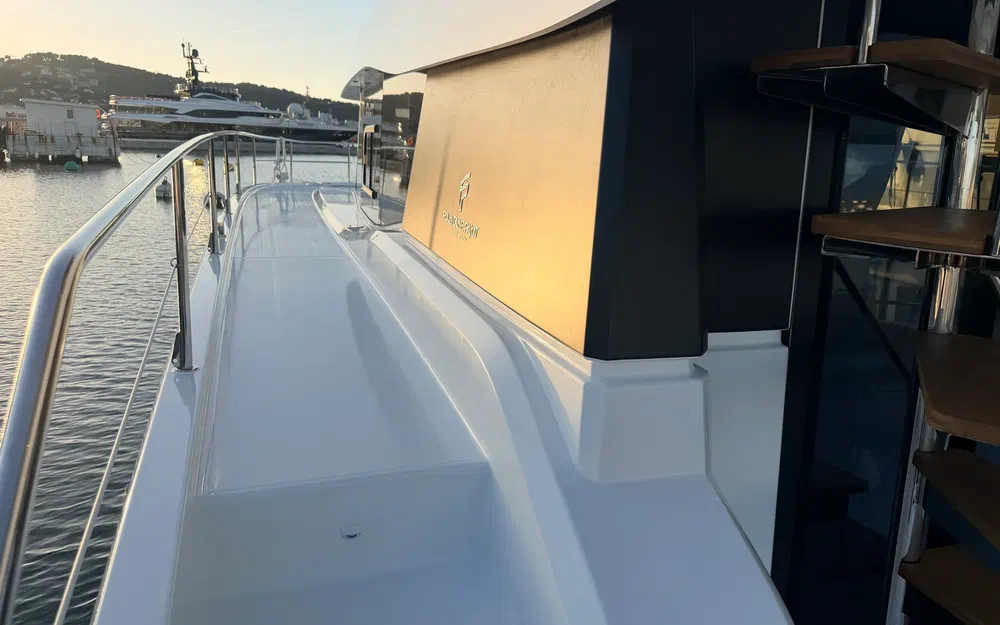 slider 22 Fountaine Pajot My 6