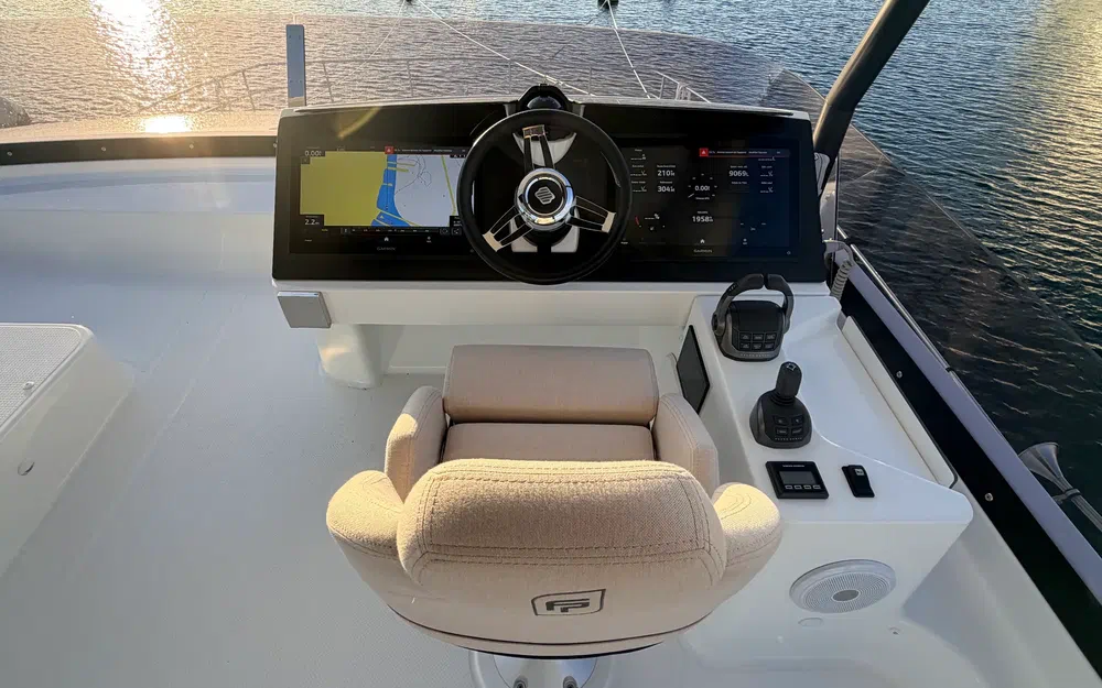 slider 27 Fountaine Pajot My 6