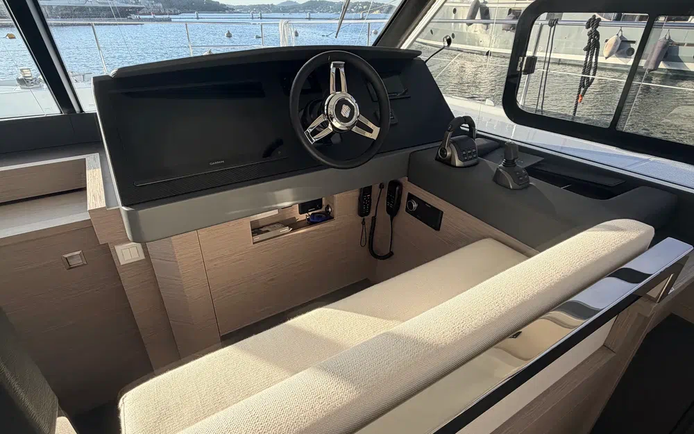 slider 29 Fountaine Pajot My 6