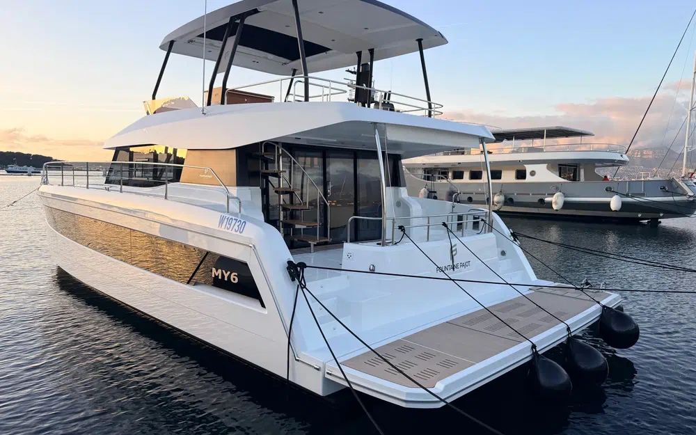 slider 37 Fountaine Pajot My 6