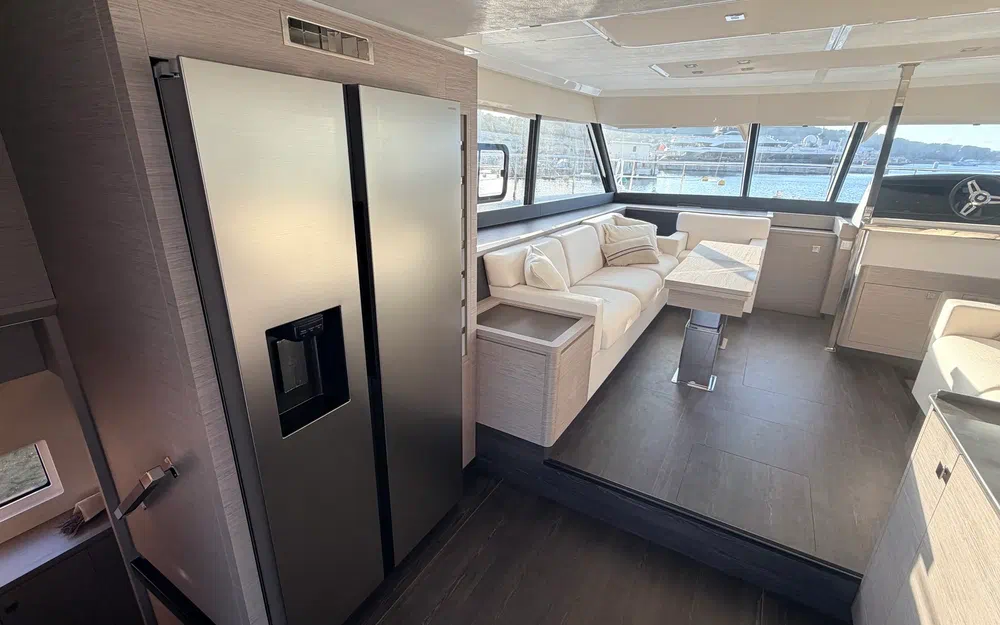 slider 3 Fountaine Pajot My 6