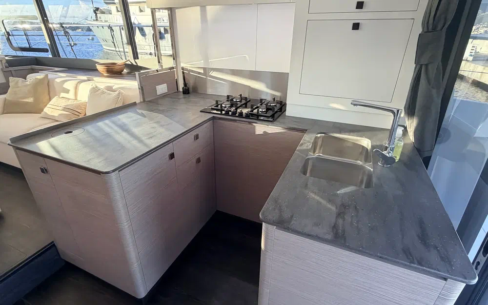 slider 4 Fountaine Pajot My 6