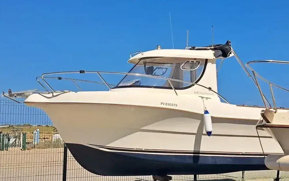 slider 0 Quicksilver 640 Pilothouse