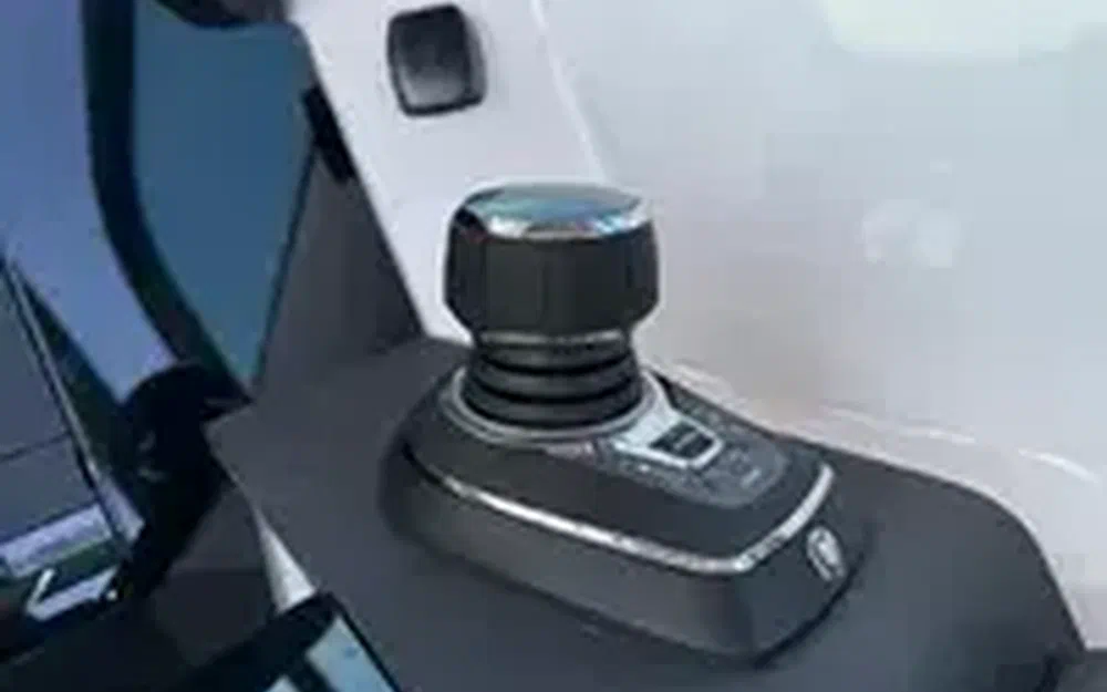 slider 10 Axopar 37 ST