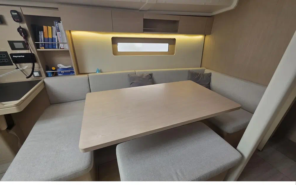 slider 9 Beneteau Oceanis 37.1