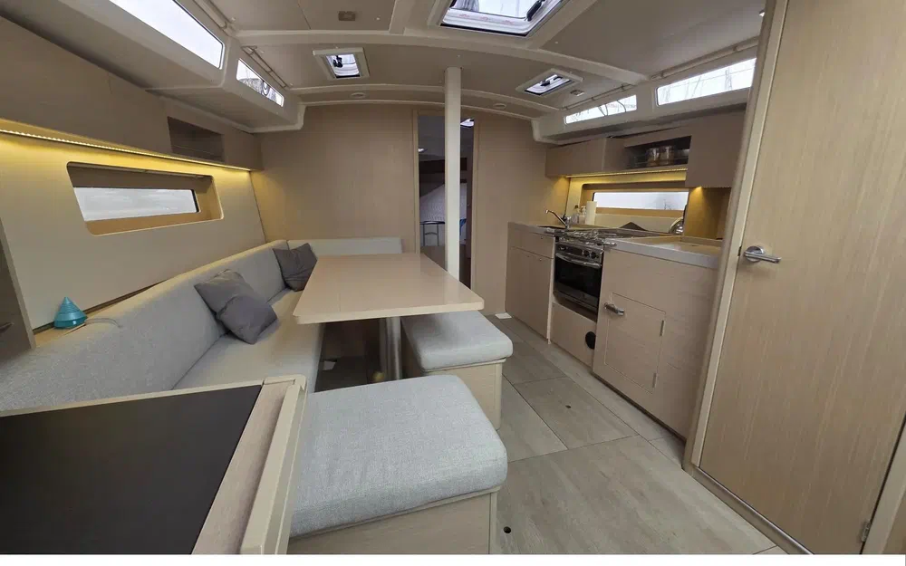 slider 7 Beneteau Oceanis 37.1