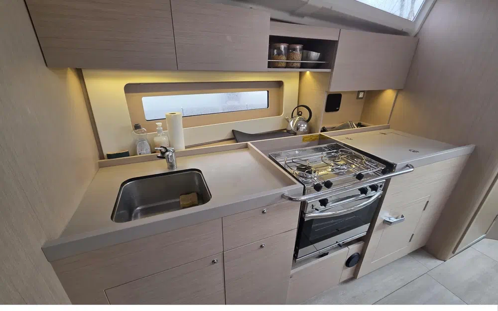 slider 8 Beneteau Oceanis 37.1