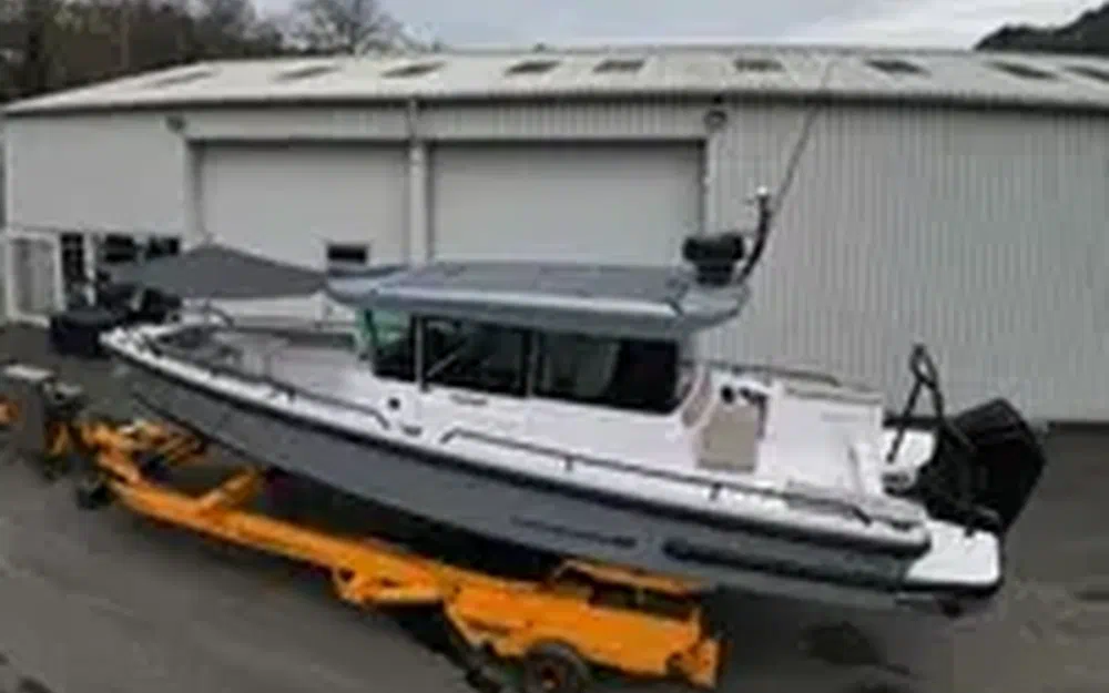 slider 3 Axopar 28 Open