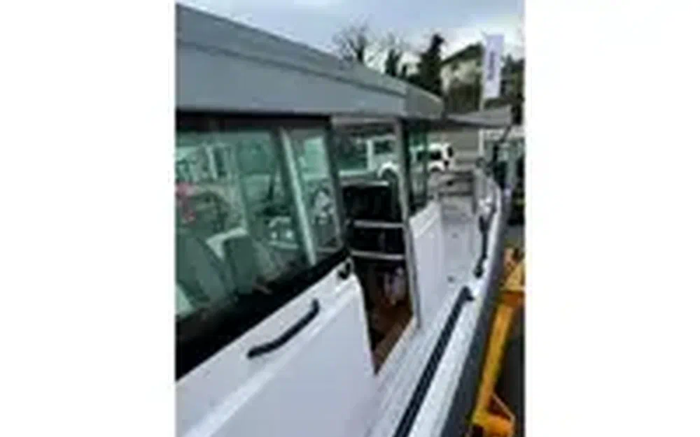 slider 7 Axopar 28 Open