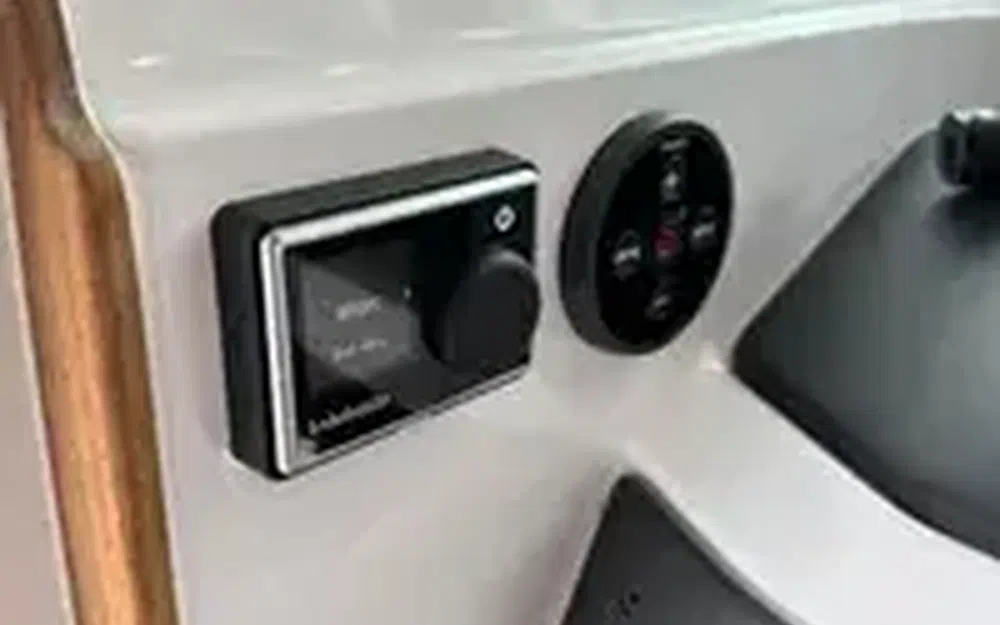 slider 11 Axopar 28 Open