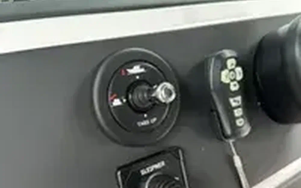 slider 12 Axopar 28 Open