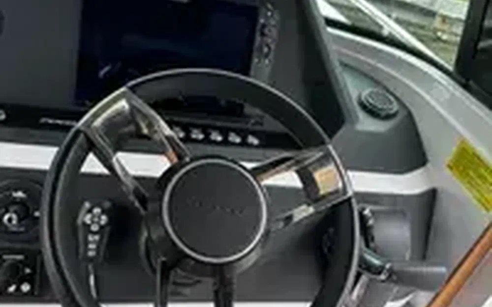 slider 13 Axopar 28 Open