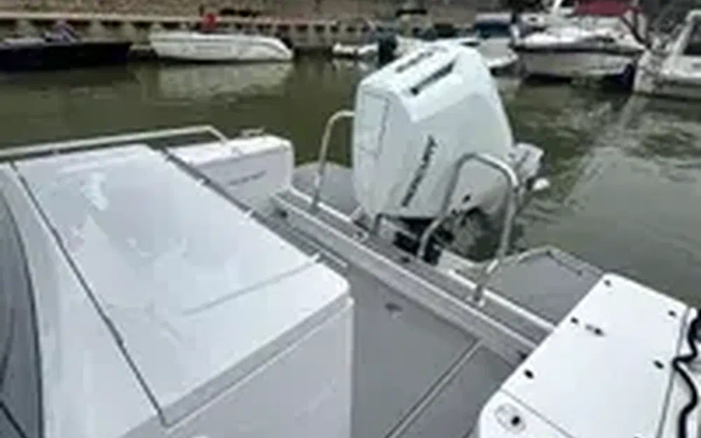 slider 6 Axopar 28 Open