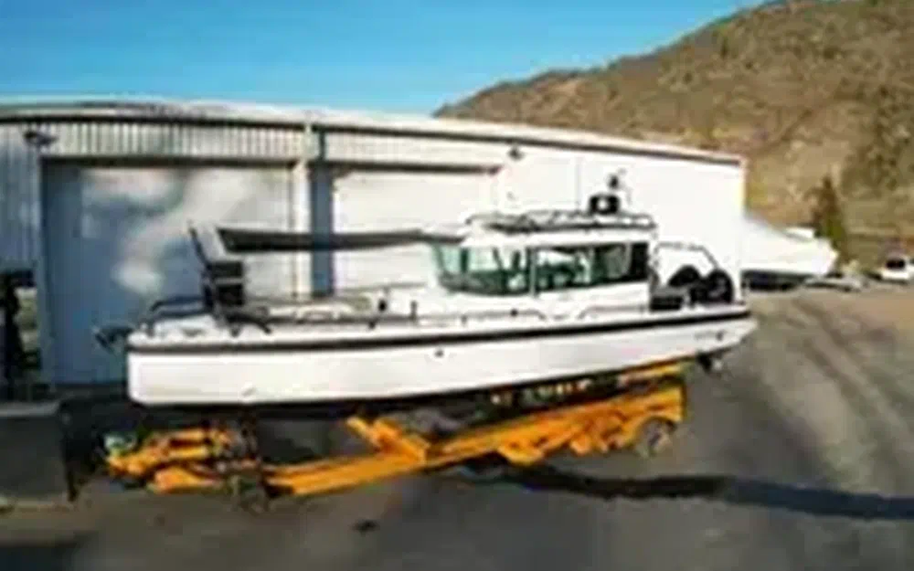 slider 1 Axopar 28 Open