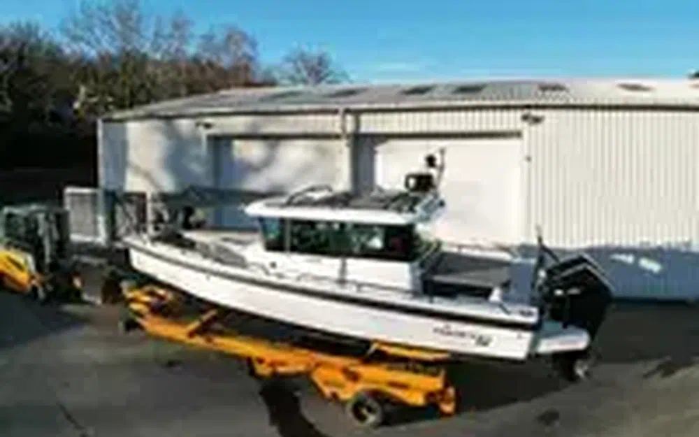 slider 4 Axopar 28 Open