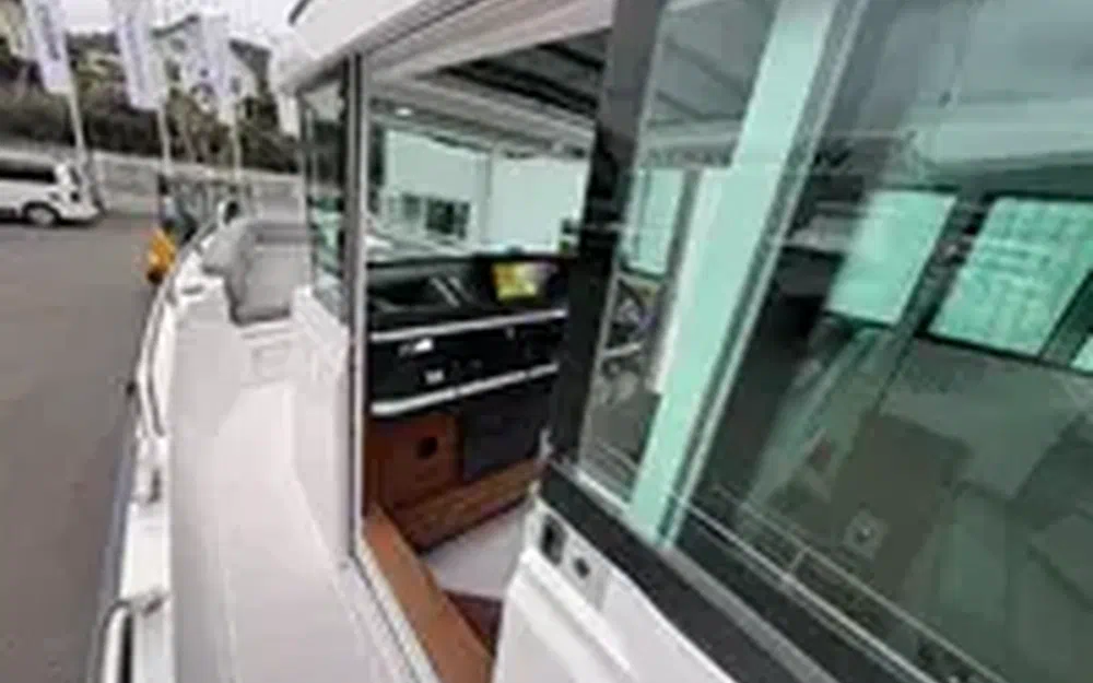 slider 10 Axopar 28 Open