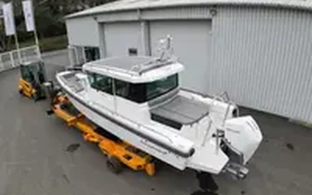 slider 5 Axopar 28 Open