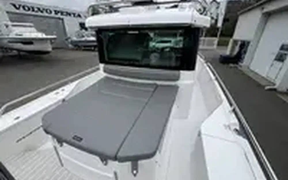 slider 8 Axopar 28 Open