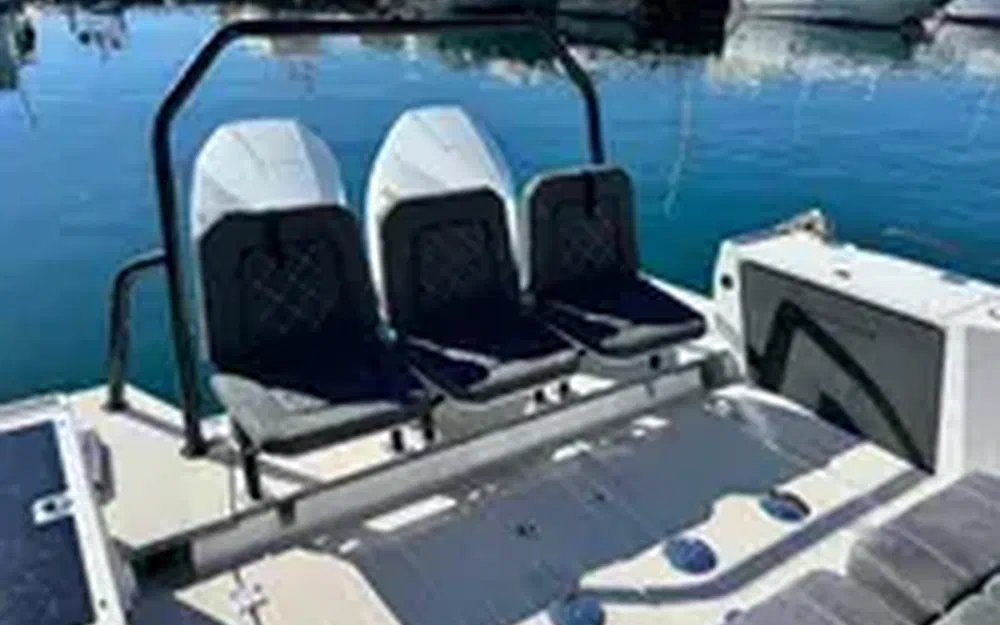 slider 16 Axopar 37 ST