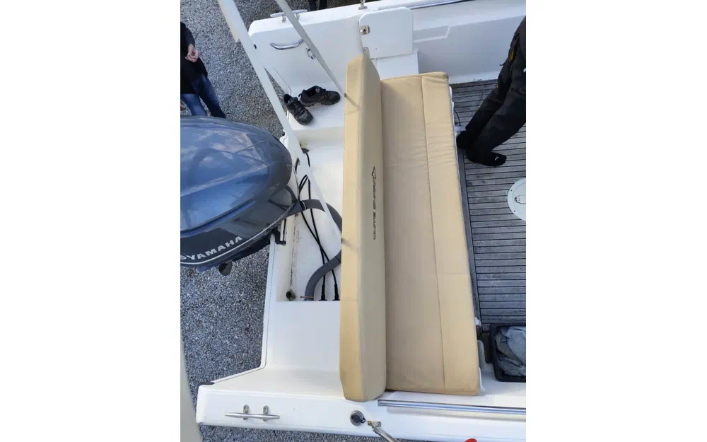 slider 10 Kelt White Shark 246