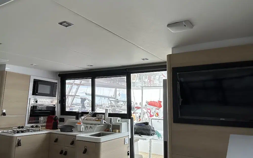 slider 17 Indigo Yacht Aventura 37