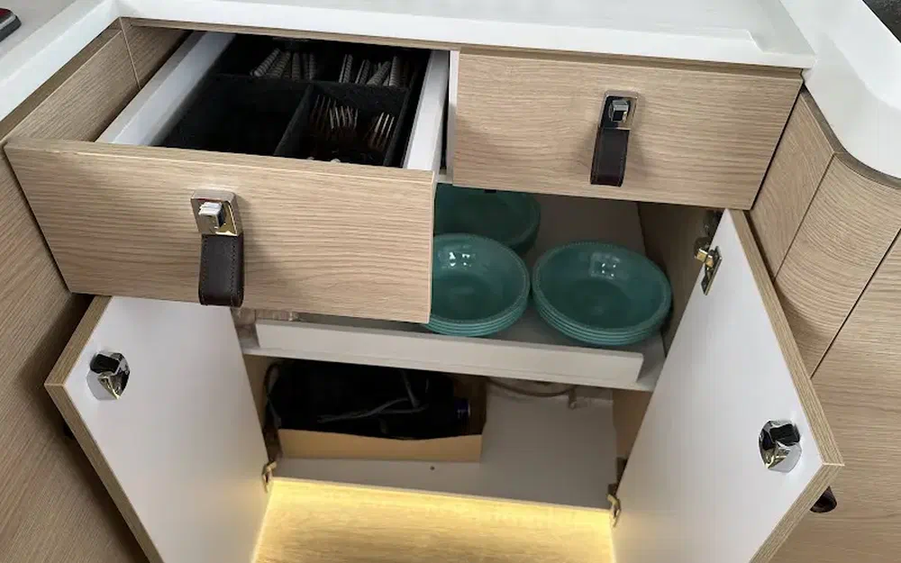 slider 21 Indigo Yacht Aventura 37